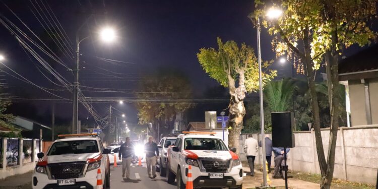 ILUMINACIÓN FOTOVOLTAICA: CHILLÁN VIEJO FORTALECE LA SEGURIDAD PÚBLICA CON RUTAS MÁS ILUMINADAS.