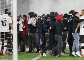 ESCANDALO MONUMENTAL ⚽️ Delincuentes ingresaron a la cancha para suspender el partido entre Colo  Colo y Fortaleza.