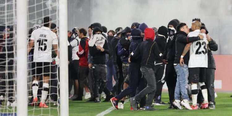 ESCANDALO MONUMENTAL ⚽️ Delincuentes ingresaron a la cancha para suspender el partido entre Colo  Colo y Fortaleza.