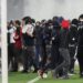 ESCANDALO MONUMENTAL ⚽️ Delincuentes ingresaron a la cancha para suspender el partido entre Colo Colo y Fortaleza.