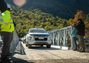 Inspeccionan avance de obras de puentes mecano en la cordillera de San Fabián