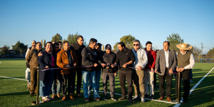 En San Carlos se inaugura la quinta de las 21 canchas para Ñuble.