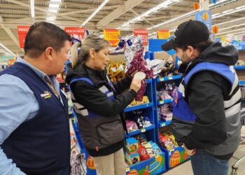 Seremi de Salud fiscaliza cumplimiento de Ley de Etiquetado en el marco del próximo domingo de Pascua.