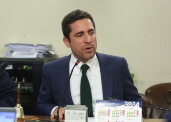 Diputado de Ñuble oficiará al Minsal y a la Contraloría para que se investigue si ex seremi de Salud sigue recibiendo remuneración.