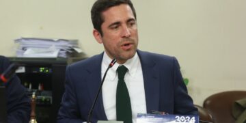 Diputado de Ñuble oficiará al Minsal y a la Contraloría para que se investigue si ex seremi de Salud sigue recibiendo remuneración.