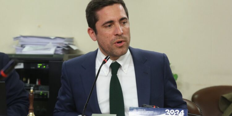 Diputado de Ñuble oficiará al Minsal y a la Contraloría para que se investigue si ex seremi de Salud sigue recibiendo remuneración.