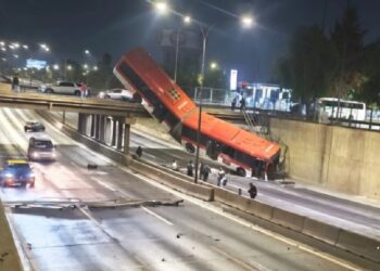 IMPRESIONANTE 🔴 Bus se desbarranca hacia Autopista Central tras brutal choque de auto.