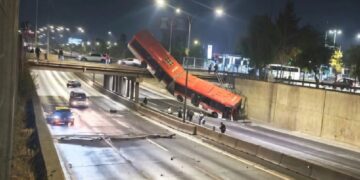 IMPRESIONANTE 🔴 Bus se desbarranca hacia Autopista Central tras brutal choque de auto.
