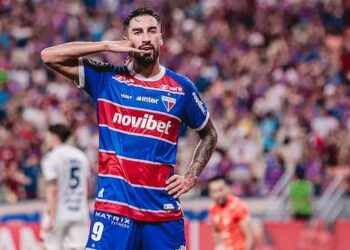 Fortaleza humilla a Colo Colo con goleada de 4 a 0.