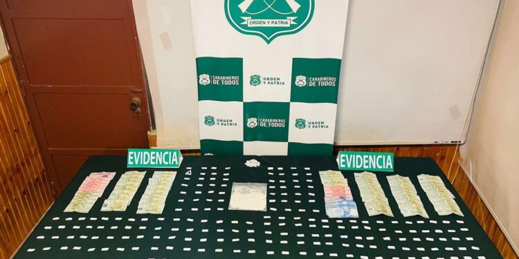 En Chillán y San Nicolás: 5 sujetos detenidos por tráfico de drogas e incautó más de 3.500 Dosis de Cocaína y Pasta base.