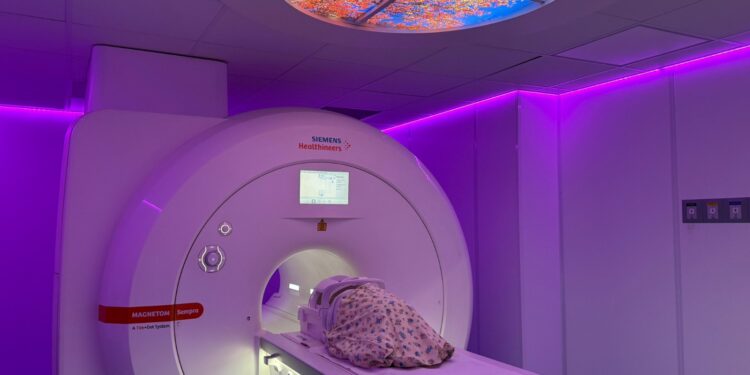 Clínica Andes Salud Chillán realiza primera Resonancia Magnética Neonatal sin sedación ni anestesia en la Región de Ñuble.