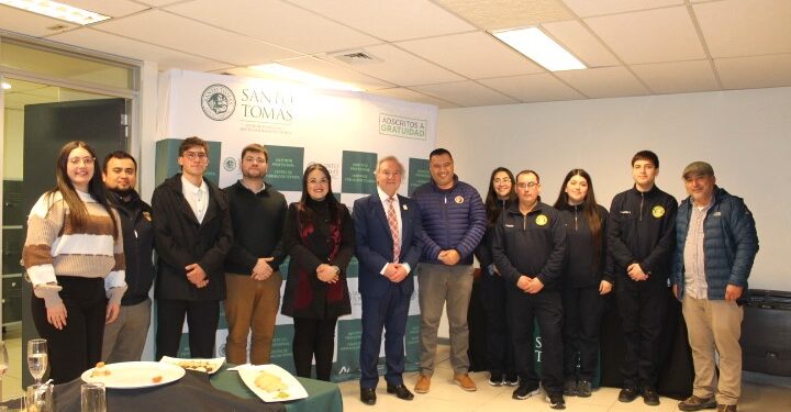 Santo Tomás honró la labor de instituciones claves en la lucha contra incendios forestales.