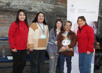 Familias de Vicente Pérez Rosales reciben canastas de alimentos gracias a clínica social de Santo Tomás.