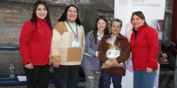 Familias de Vicente Pérez Rosales reciben canastas de alimentos gracias a clínica social de Santo Tomás.
