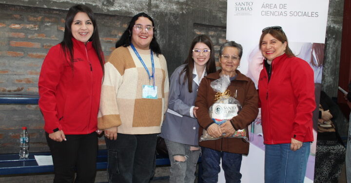 Familias de Vicente Pérez Rosales reciben canastas de alimentos gracias a clínica social de Santo Tomás.