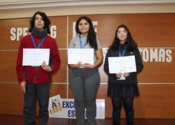 Liceos Bicentenarios lideran el podio en el Spelling Bee Santo Tomás 2025.