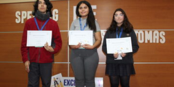 Liceos Bicentenarios lideran el podio en el Spelling Bee Santo Tomás 2025.