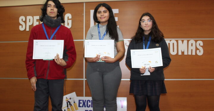 Liceos Bicentenarios lideran el podio en el Spelling Bee Santo Tomás 2025.