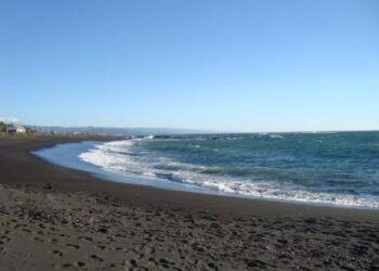 Mujer se habría lanzado al mar en la región del Bio Bio.