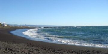 Mujer se habría lanzado al mar en la región del Bio Bio.