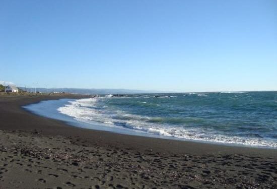 Mujer se habría lanzado al mar en la región del Bio Bio.