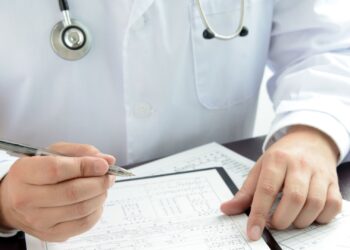 Licencias médicas en la mira: advierten debilidades legales ante fraude masivo.