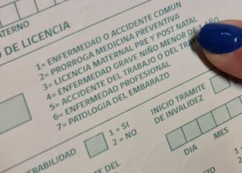 Funcionarios públicos presentaron licencia médica y viajan al extranjero.