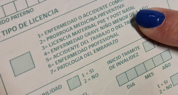 Funcionarios públicos presentaron licencia médica y viajan al extranjero.
