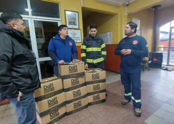 Seremi de Salud donó raciones de combate a Bomberos de Quillón.