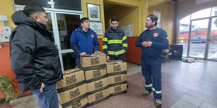 Seremi de Salud donó raciones de combate a Bomberos de Quillón.