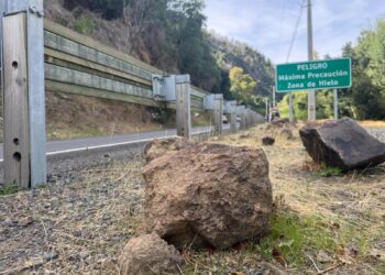 MOP ÑUBLE INICIA INSTALACIÓN DE MALLAS DE PROTECCIÓN PARA EVITAR CAÍDA DE ROCAS EN RUTA HACIA SAN FABIÁN.