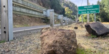 MOP ÑUBLE INICIA INSTALACIÓN DE MALLAS DE PROTECCIÓN PARA EVITAR CAÍDA DE ROCAS EN RUTA HACIA SAN FABIÁN.