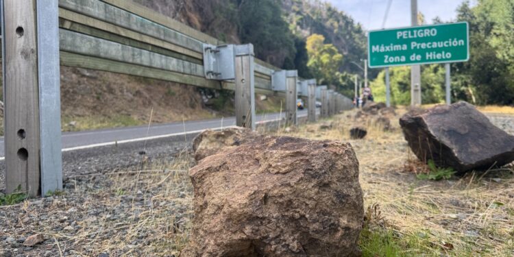 MOP ÑUBLE INICIA INSTALACIÓN DE MALLAS DE PROTECCIÓN PARA EVITAR CAÍDA DE ROCAS EN RUTA HACIA SAN FABIÁN.