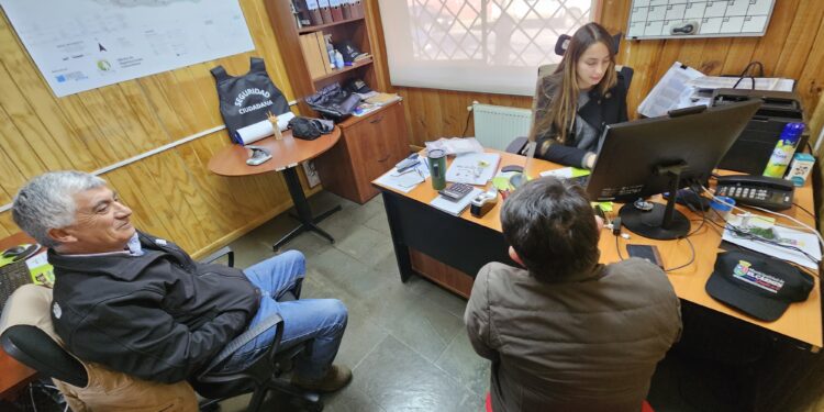 Cortes de luz: Municipalidad de El Carmen asiste a vecinos para ingresar sus reclamos a la SEC.