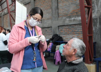Estudiantes de Santo Tomás mejoran salud bucal de vecinos en Chillán con mantención gratuita de prótesis