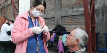 Estudiantes de Santo Tomás mejoran salud bucal de vecinos en Chillán con mantención gratuita de prótesis
