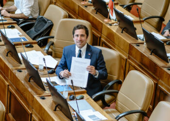 Diputado Cristóbal Martínez llama al Senado a reactivar proyecto de ley que restringe el uso de celulares al interior de los colegios