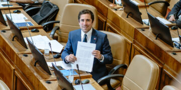 Diputado Cristóbal Martínez llama al Senado a reactivar proyecto de ley que restringe el uso de celulares al interior de los colegios