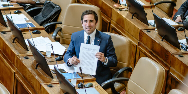 Diputado Cristóbal Martínez llama al Senado a reactivar proyecto de ley que restringe el uso de celulares al interior de los colegios