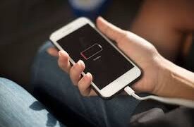 Fiscalía de Ñuble investiga muerte de joven que recibió descarga eléctrica mientras manipulaba un cargador de celular