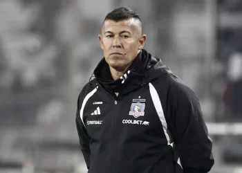 Jorge Almirón sigue como DT de Colo Colo.