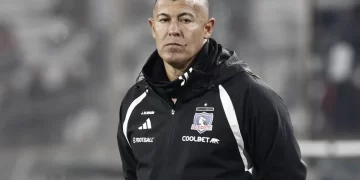 Jorge Almirón sigue como DT de Colo Colo.