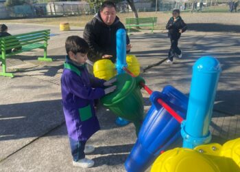 Escuela Diego Portales de Yumbel instala juegos inclusivos para estudiantes con necesidades especiales.