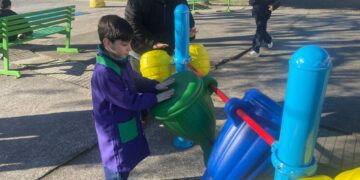 Escuela Diego Portales de Yumbel instala juegos inclusivos para estudiantes con necesidades especiales.