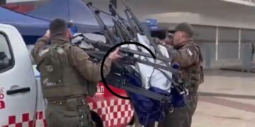 SEGUNDO DÍA 🇨🇱 Carabineros retira nuevamente toldos no autorizados en el Paseo Arauco de Chillán
