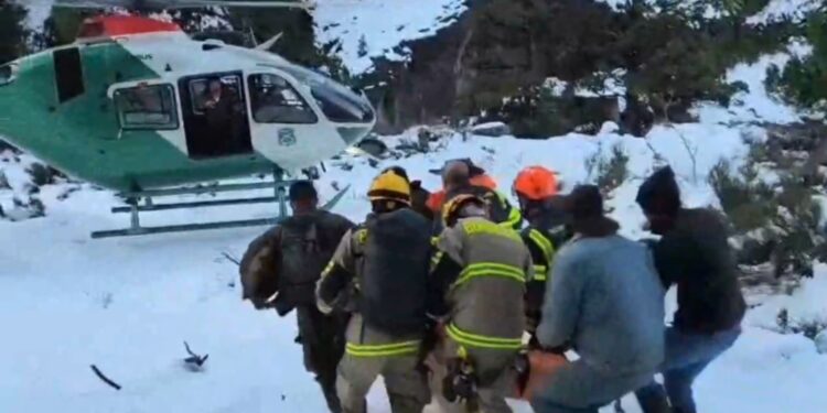 Con aeronave, Carabineros rescató a lugareño que sufrió caída en la montaña de Ñuble.