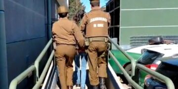En mercado de Chillán detienen a mujer que tenia orden de arresto.