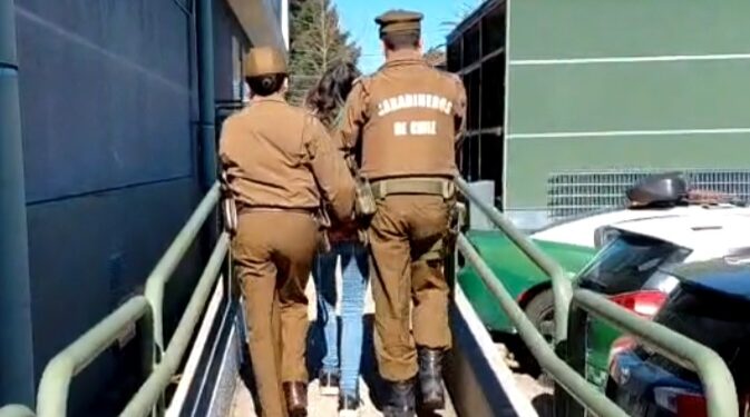 En mercado de Chillán detienen a mujer que tenia orden de arresto.