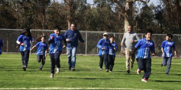 Proyecto de cancha sintética en Rucapequén avanza con éxito y será el inicio de un complejo deportivo integral en la localidad.