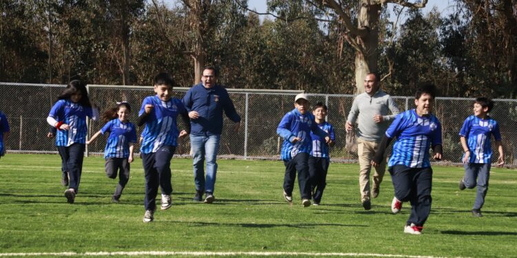 Proyecto de cancha sintética en Rucapequén avanza con éxito y será el inicio de un complejo deportivo integral en la localidad.